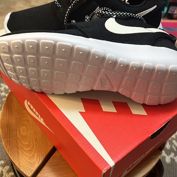 Brand new Nike Roshe One sneakers! - Picture 6 of 7